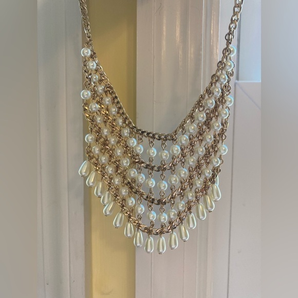 Gorgeous Cascading Faux Pearls Necklace - Picture 5 of 8